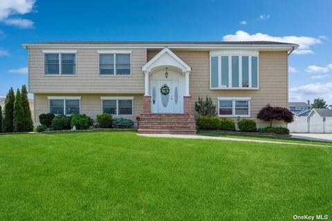 20 Dolphin Ln, Copiague, NY 11726