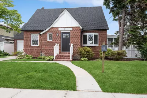 83 Grand Blvd, Massapequa Park, NY 11762