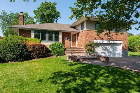 895 Stratford Ct, Westbury, NY 11590