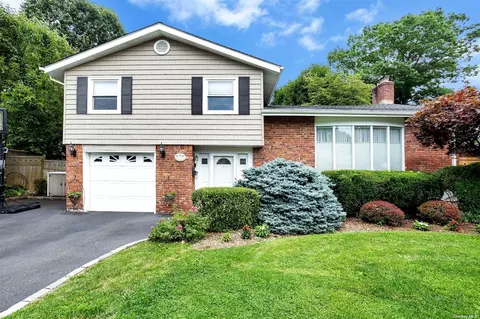 36 Harwood Dr E, Glen Cove, NY 11542