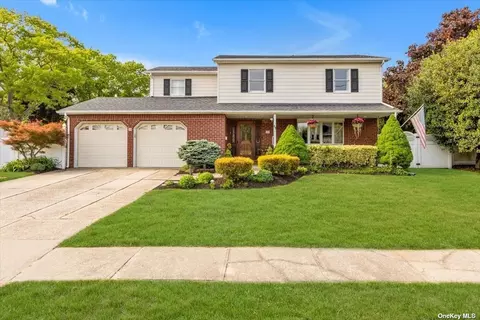 29 Kath Ct, Sayville, NY 11782