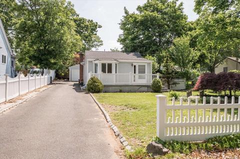 139 Adirondack Dr, Selden, NY 11784