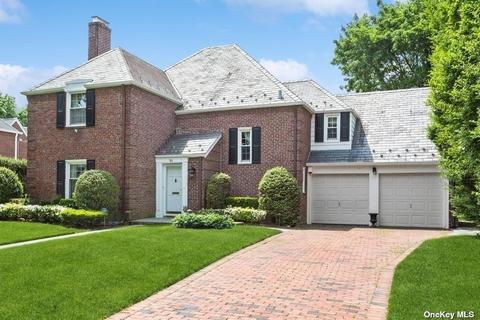 84 Brixton Rd, Garden City, NY 11530
