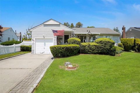29 Thorne Ave, Massapequa, NY 11758