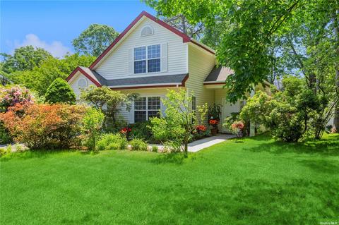 4 Blair Ct, Coram, NY 11727