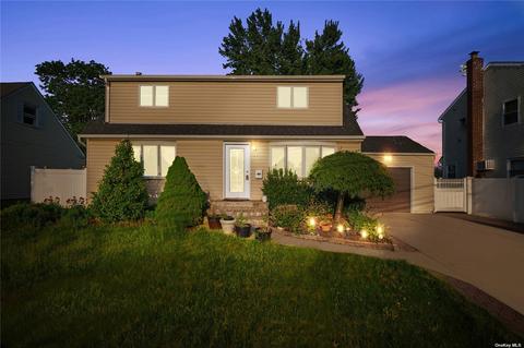 36 Seymour Ln, Hicksville, NY 11801