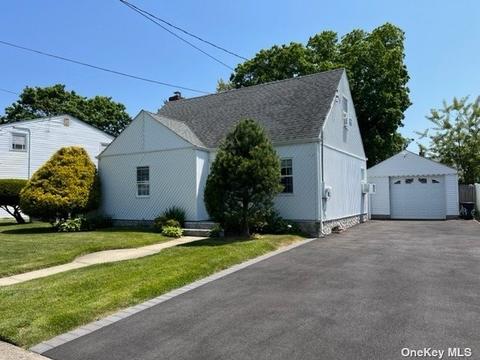 63 E Walnut Ave, Farmingdale, NY 11735