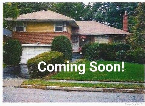 6 Hollow Ct, Westbury, NY 11590