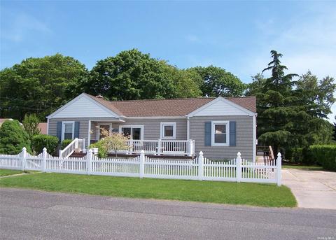 452 N Putnam Ave, Lindenhurst, NY 11757