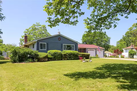 7 Mander Ln, East Northport, NY 11731