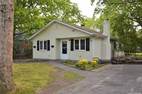 27 Robinwood St, Mastic, NY 11950