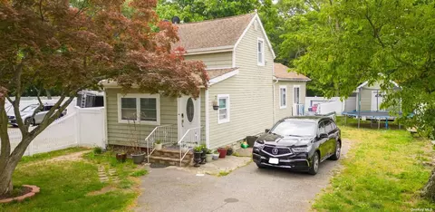 220 Gunther Ave, Bay Shore, NY 11706
