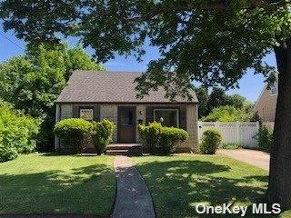 70 Pleasantview Ct, Copiague, NY 11726