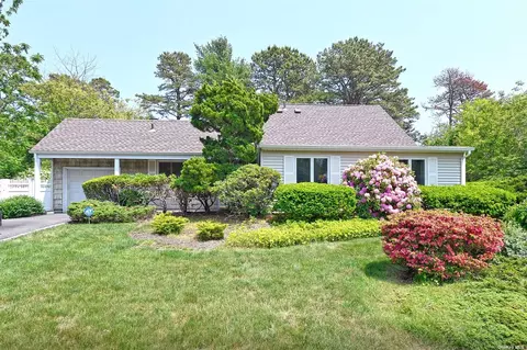 37 Crooked Pine Dr, Medford, NY 11763