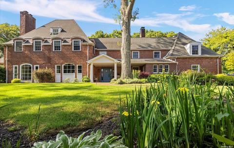 82 Cypress Dr, Woodbury, NY 11797