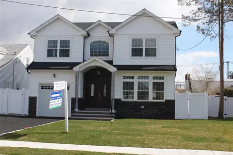 20 Thomas St, Merrick, NY 11566