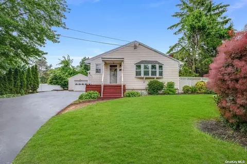 23 Rose St, Smithtown, NY 11787
