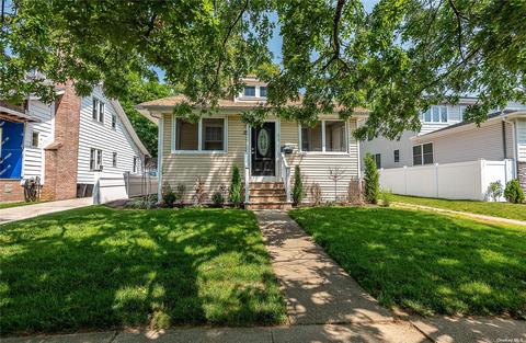 86 Commonwealth Ave, Merrick, NY 11566