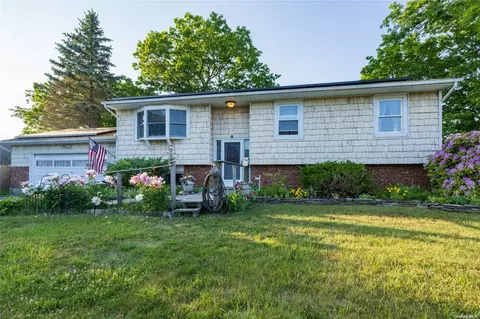 577 Bellmore St, West Islip, NY 11795