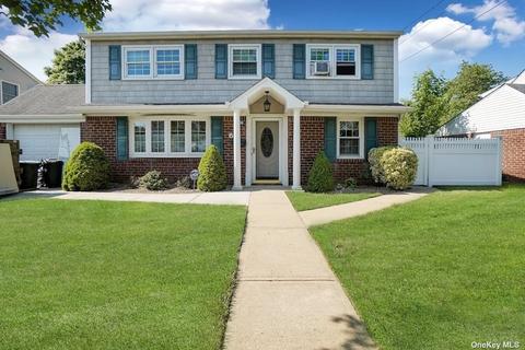 6 Maple St, Massapequa, NY 11758