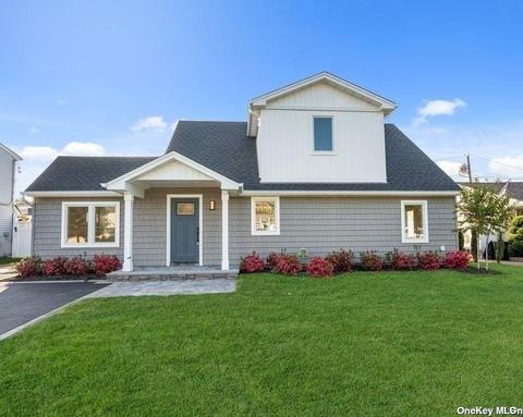 16 Cottonwood Ln, Westbury, NY 11590