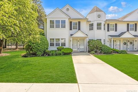 2 Victorian Ln #2, Medford, NY 11763
