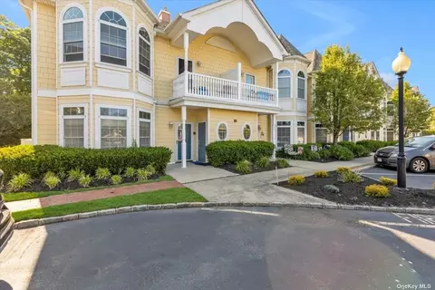 801 Emily Dr #801, Patchogue, NY 11772