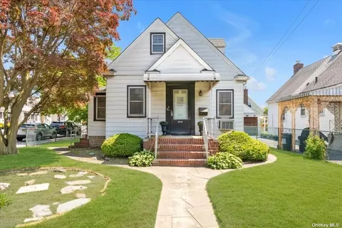 34-03 204th St, Bayside, NY 11361