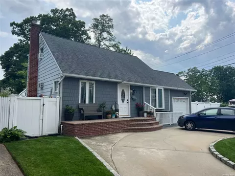 46 33rd St, Copiague, NY 11726