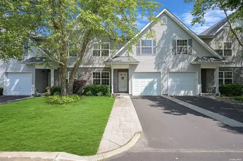 330 Medea Way #330, Central Islip, NY 11722