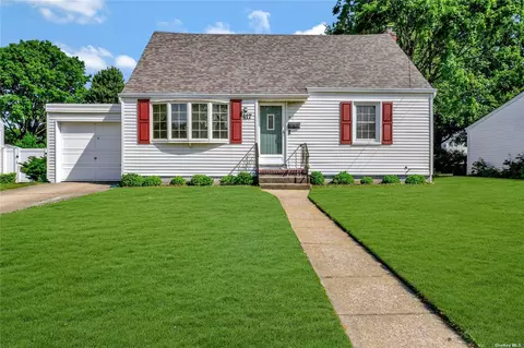 417 17th St, West Babylon, NY 11704
