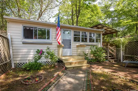 8 Anchor Path, Baiting Hollow, NY 11933