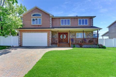 137 W Belle Terre Ave, Lindenhurst, NY 11757