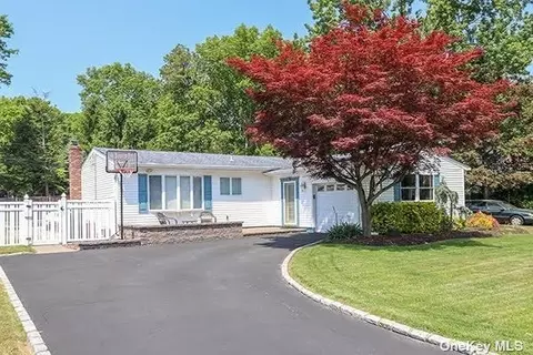 116 Shenandoah Blvd, Nesconset, NY 11767