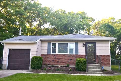 51 Oakwood Blvd, Bay Shore, NY 11706