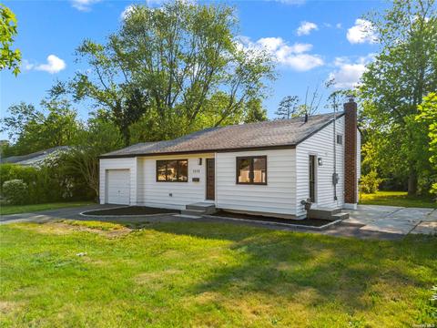 1570 N Gardiner Dr, Bay Shore, NY 11706