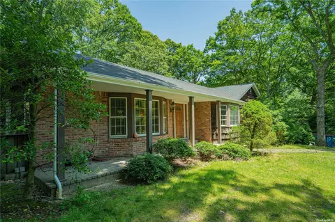 1 Hutch Ct, Dix Hills, NY 11746