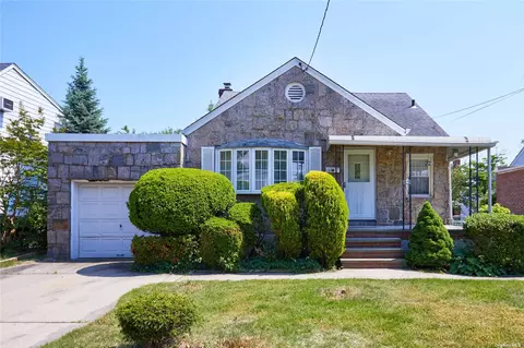 10 Evergreen Ave, New Hyde Park, NY 11040