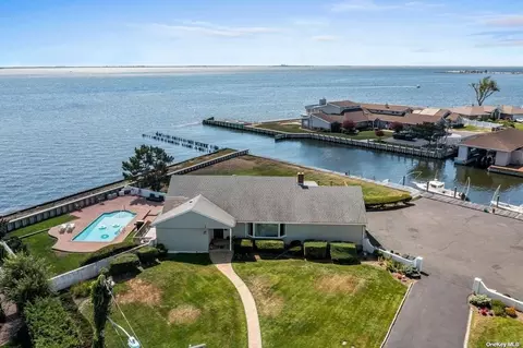 72 Tahlulah Ln, West Islip, NY 11795
