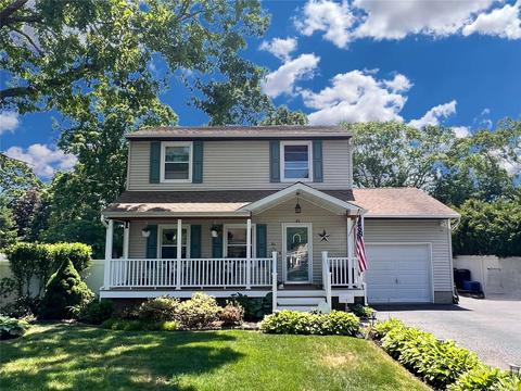 10 Floradora Dr, Mastic, NY 11950