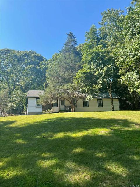 25 Parsonage Rd, Setauket, NY 11733