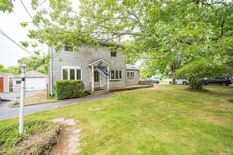 4 Summit St, Patchogue, NY 11772