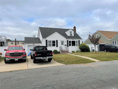 11 Maple Dr, Lindenhurst, NY 11757