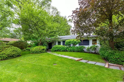 61 Old Field Ln, Great Neck, NY 11020
