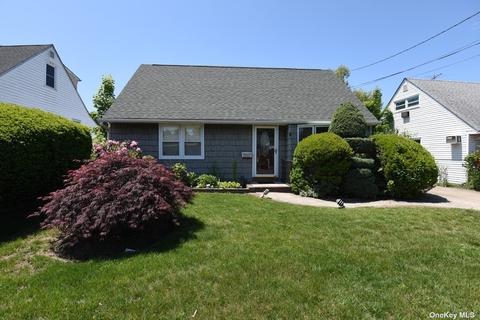 2960 Oceanside Rd, Oceanside, NY 11572
