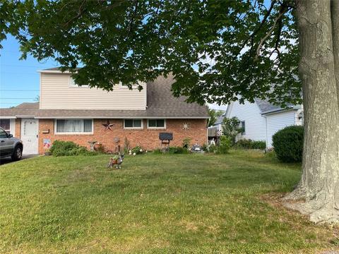 42 Hemp Ln, Hicksville, NY 11801