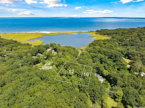 10 Red Creek Rd, Hampton Bays, NY 11946