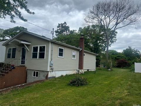 17 Acorn Ave, Farmingville, NY 11738