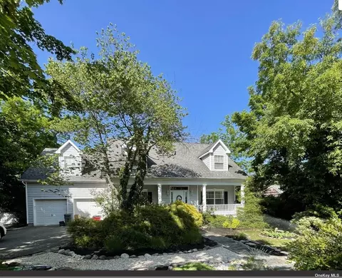 7 Shore Oaks Dr, Stony Brook, NY 11790