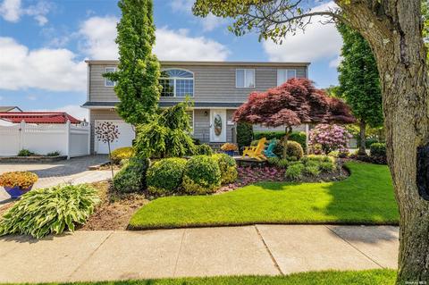 68 Vandewater St, Farmingdale, NY 11735